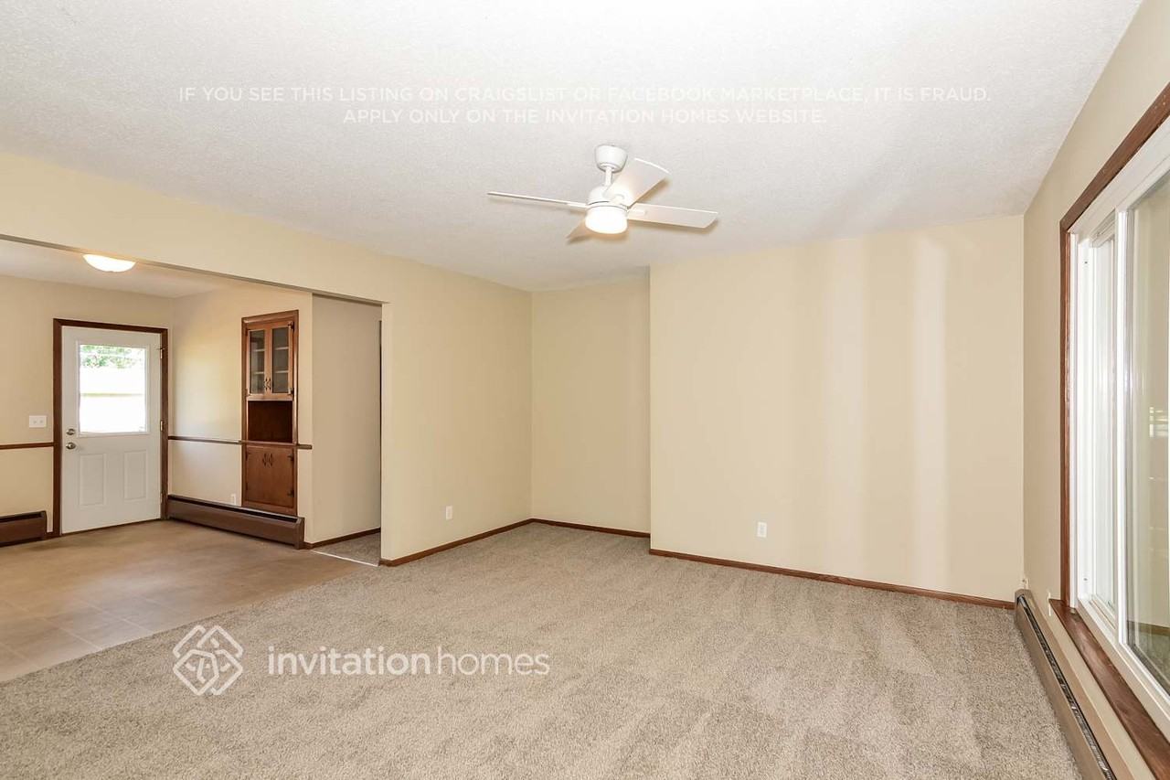 1115 Madison St S - Photo 6 of 18