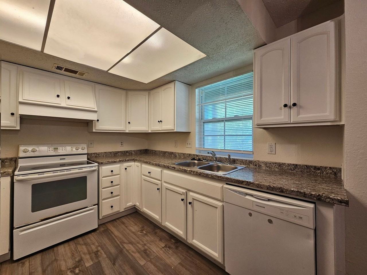 1208 Preswick Cir - Photo 3 of 17