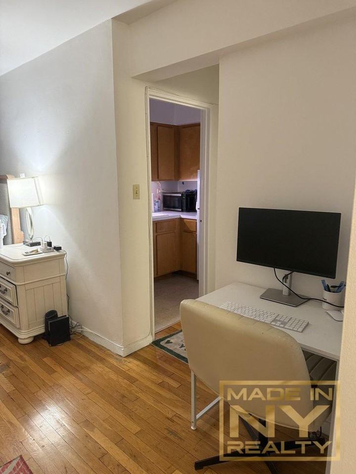 327 W 30th St #3B - Photo 4 of 7