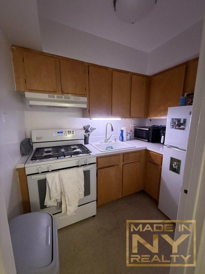 327 W 30th St #3B - Photo 6 of 7