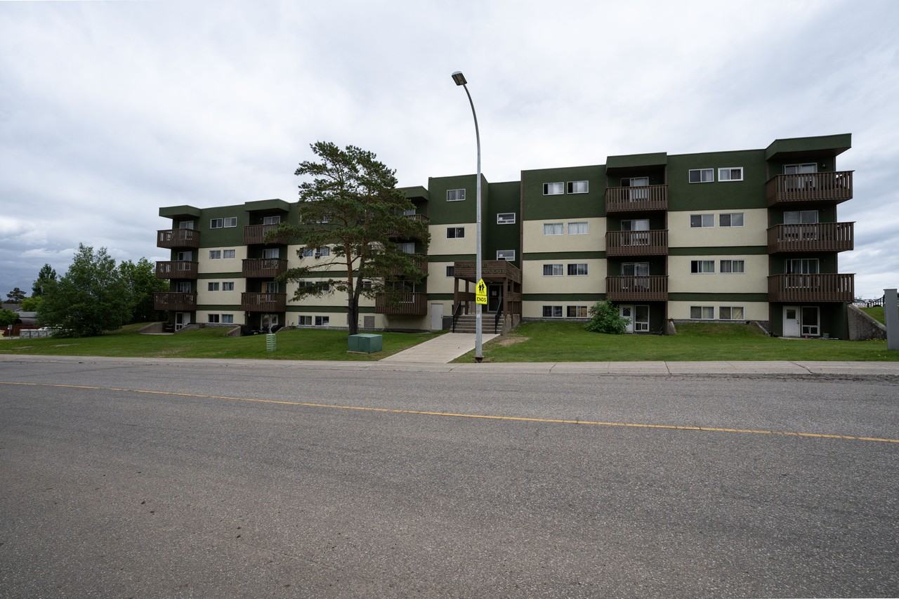 Claire Manor Apartments - Photo 3 of 4