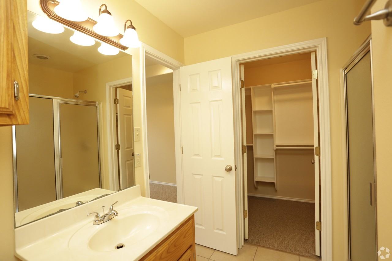 20469 Westfield Dr #60-01G - Photo 2 of 8