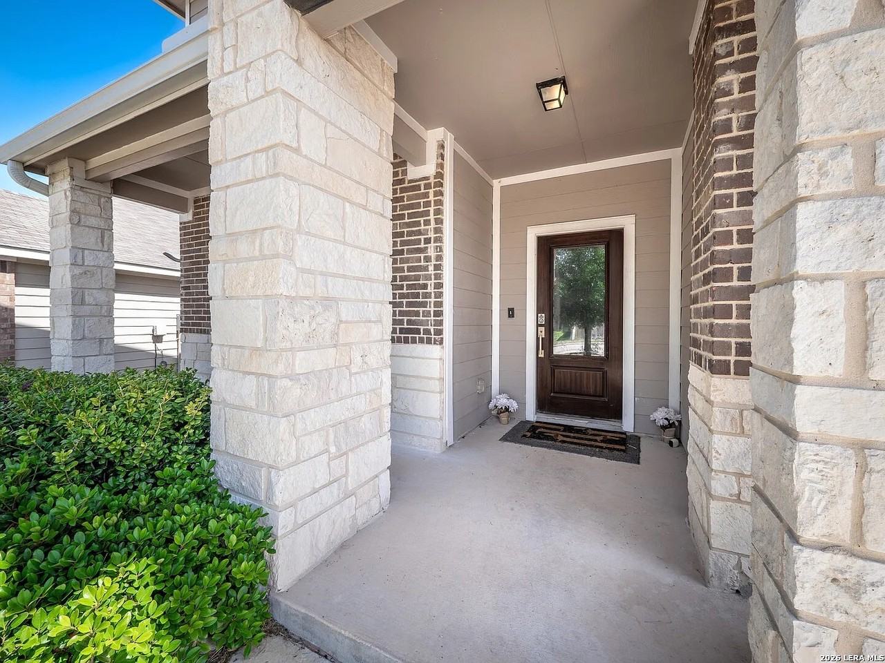 2902 Daisy Mdw - Photo 2 of 15