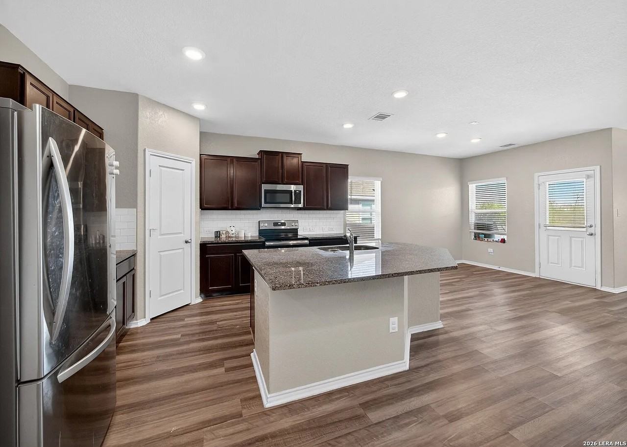 2902 Daisy Mdw - Photo 3 of 15