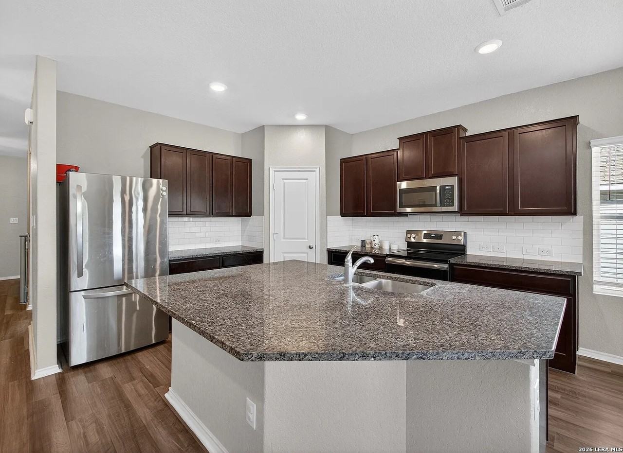 2902 Daisy Mdw - Photo 4 of 15