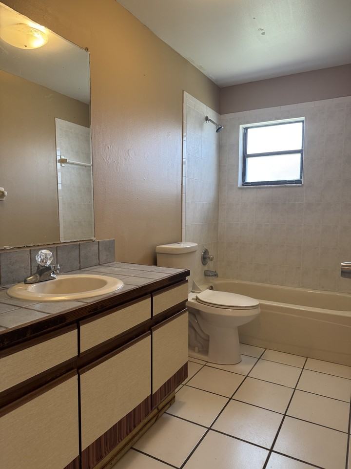 790 Se 4th St #1 - Photo 4 of 10