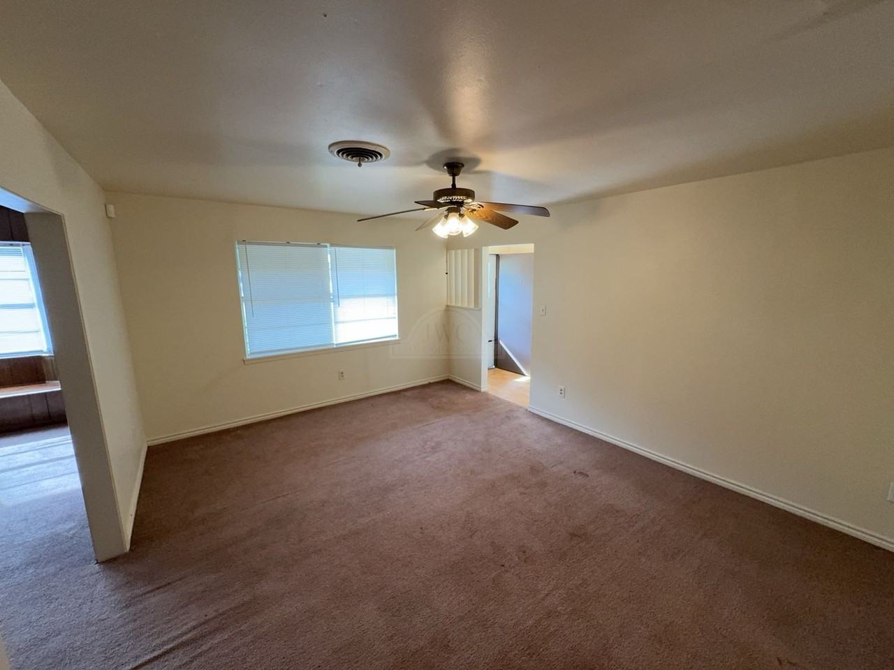 208 Oak St - Photo 4 of 18
