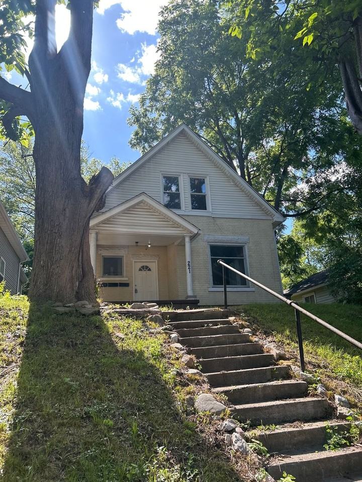 221 Vance St - Photo 2 of 16