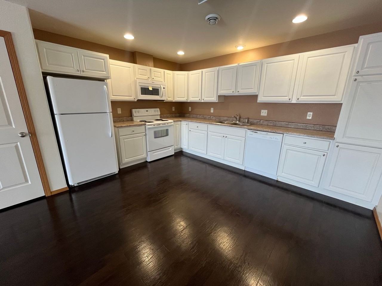 513 513 16 Ave Circle NE #6 - Photo 3 of 12