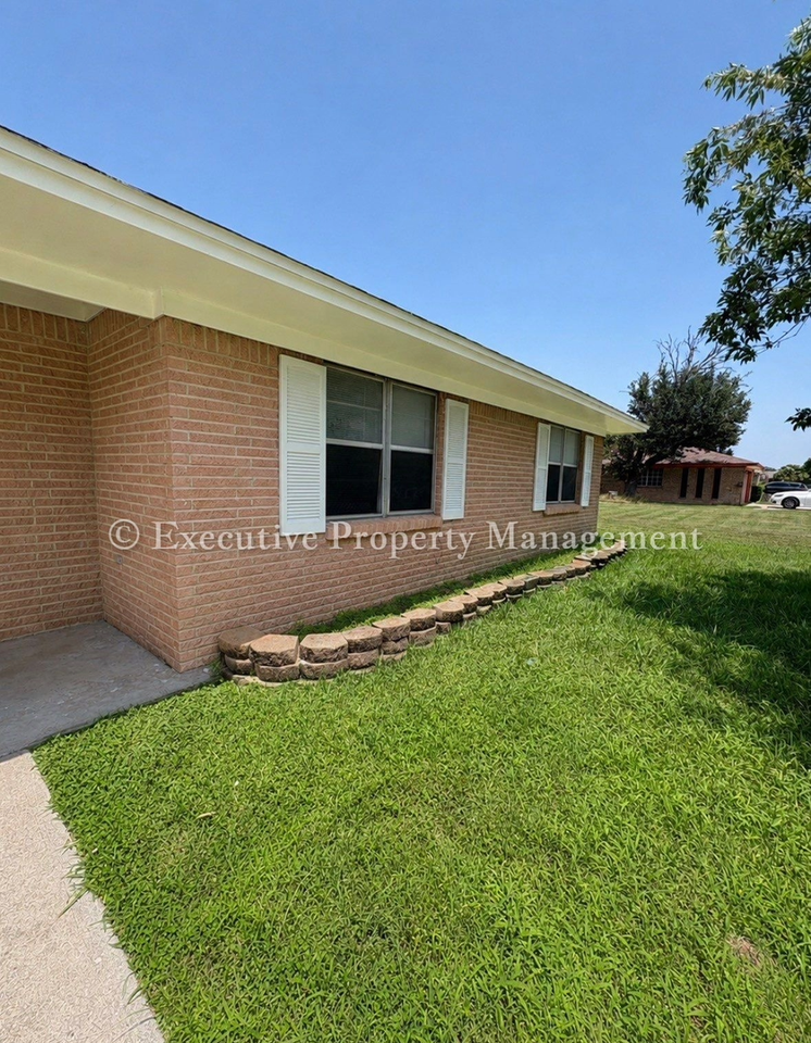 616 Cedar Dr - Photo 2 of 24
