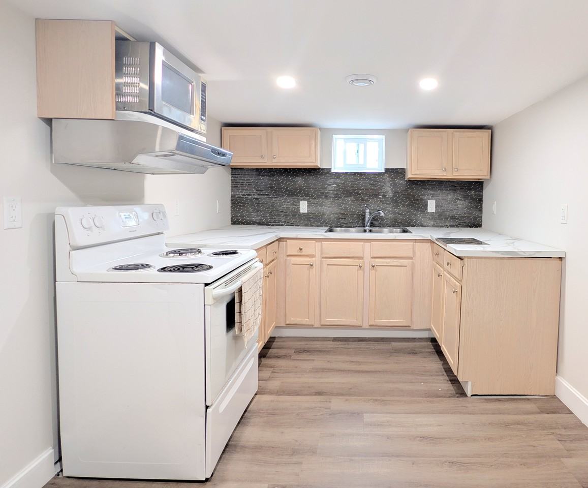1227 Gladstone Ave Lowr - Photo 2 of 6