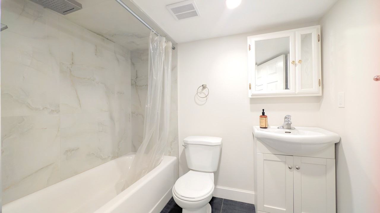 1227 Gladstone Ave Lowr - Photo 3 of 6