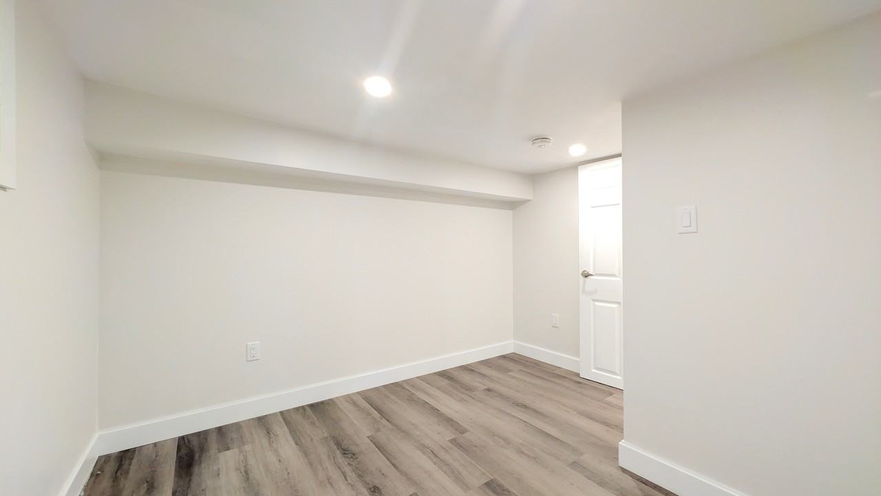 1227 Gladstone Ave Lowr - Photo 5 of 6