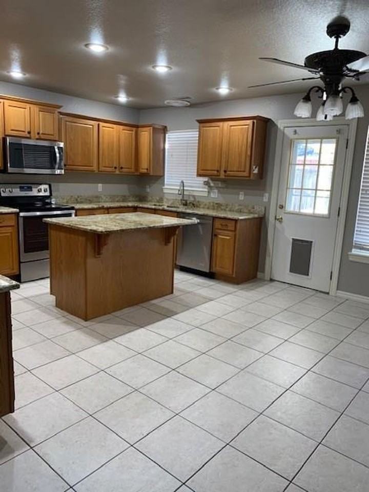 611 Tumbleweed St - Photo 3 of 12