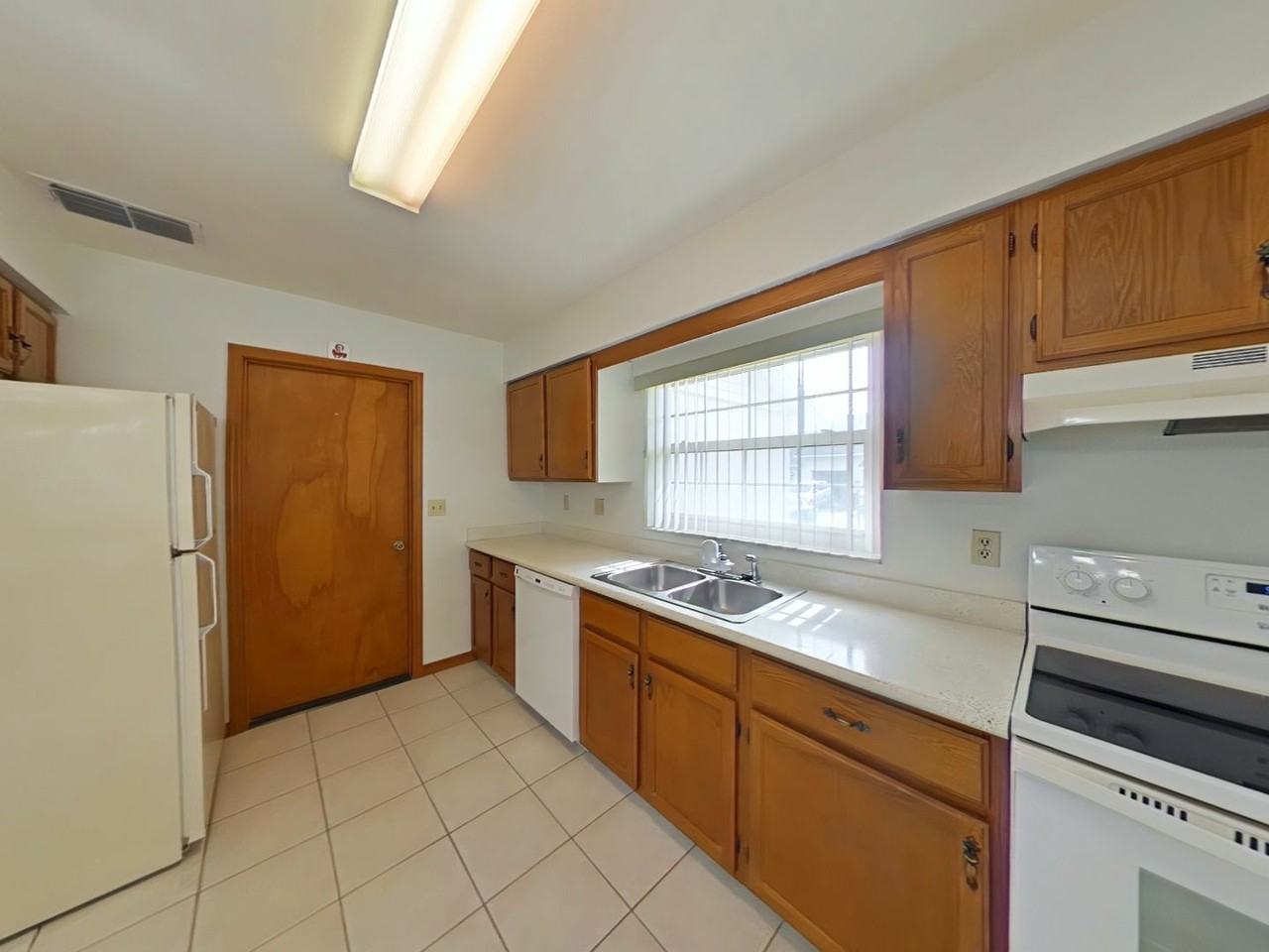 1423 Disston Ave - Photo 7 of 24