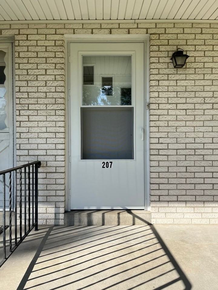 207 S Beech St - Photo 2 of 16