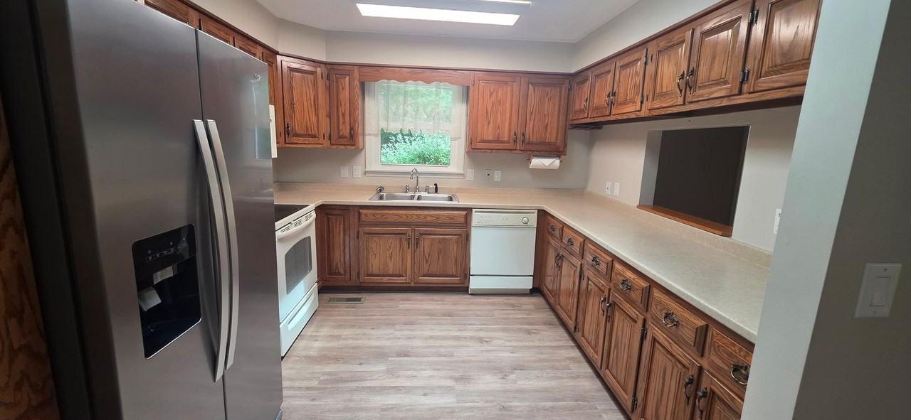 373 Lakeview Dr - Photo 3 of 12