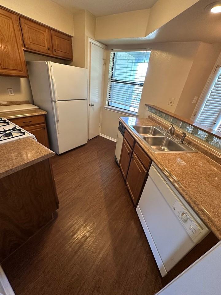 630 W Canty St #B4 - Photo 4 of 14