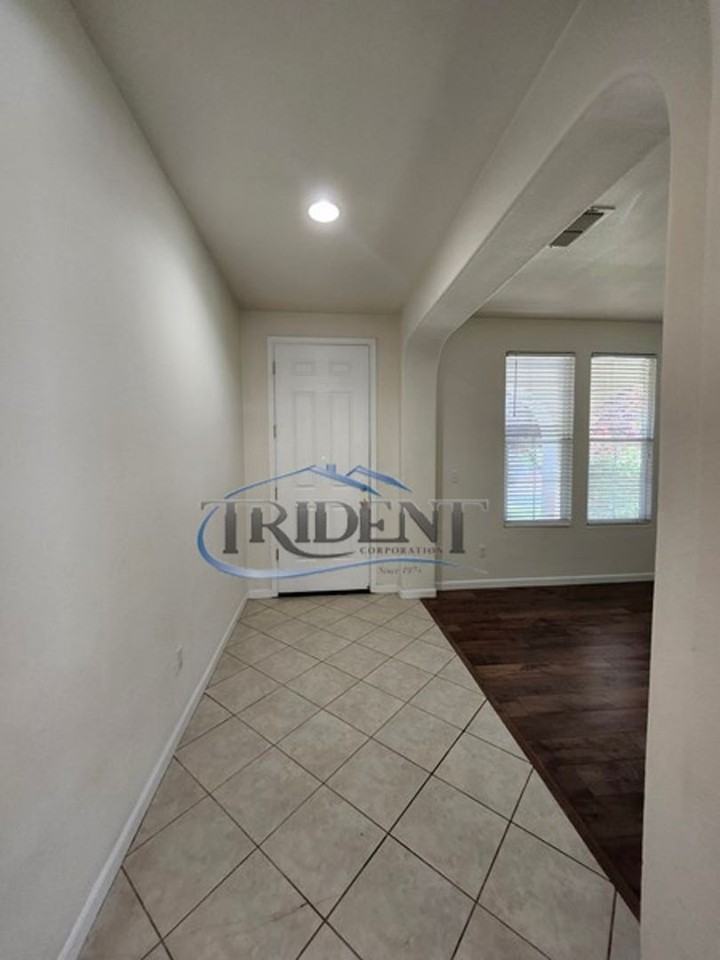 1038 Zanes Dr - Photo 3 of 26