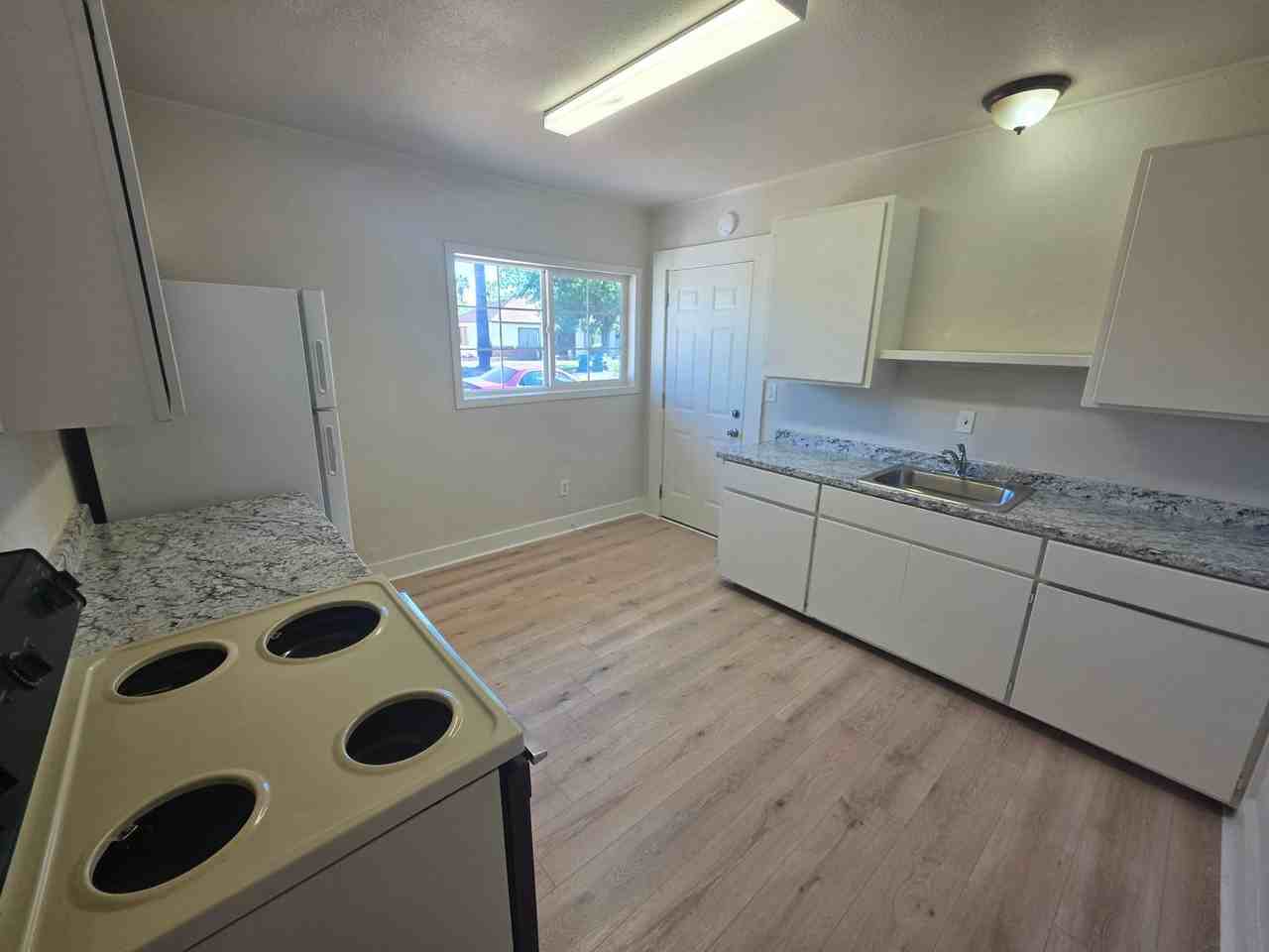 1223 Colusa St - Photo 6 of 20