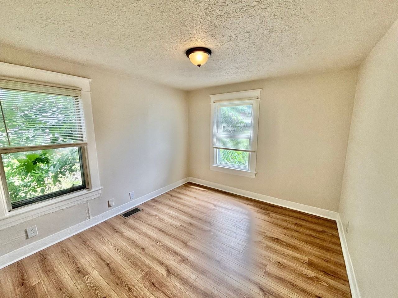 3911 Larkwood Ave - Photo 5 of 10