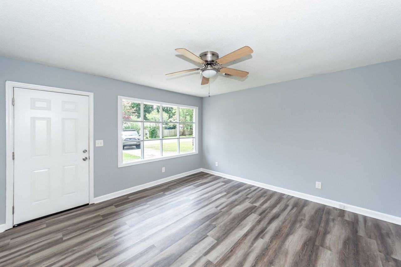 107 Greenhurst Ave - Photo 3 of 29