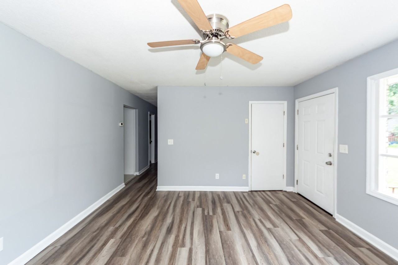 107 Greenhurst Ave - Photo 4 of 29