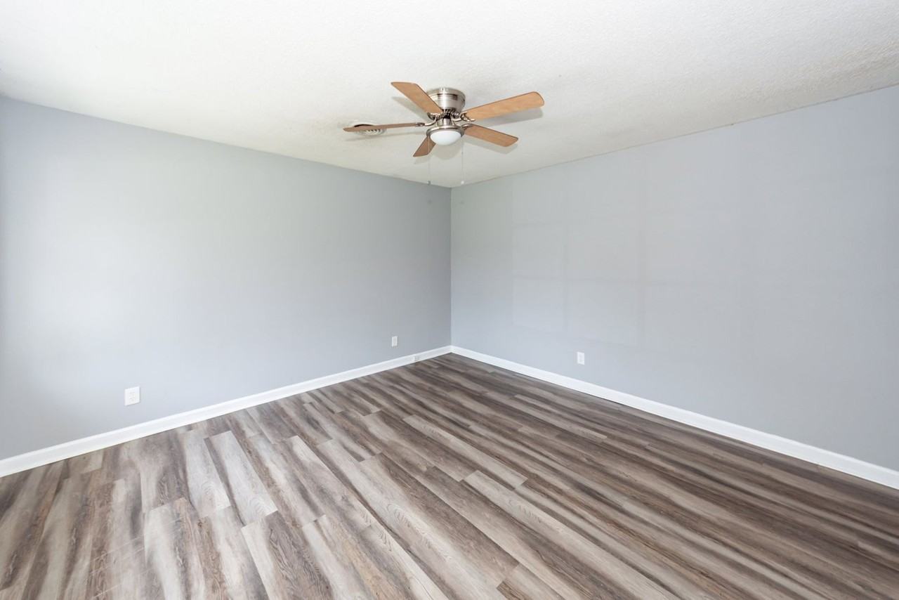 107 Greenhurst Ave - Photo 6 of 29