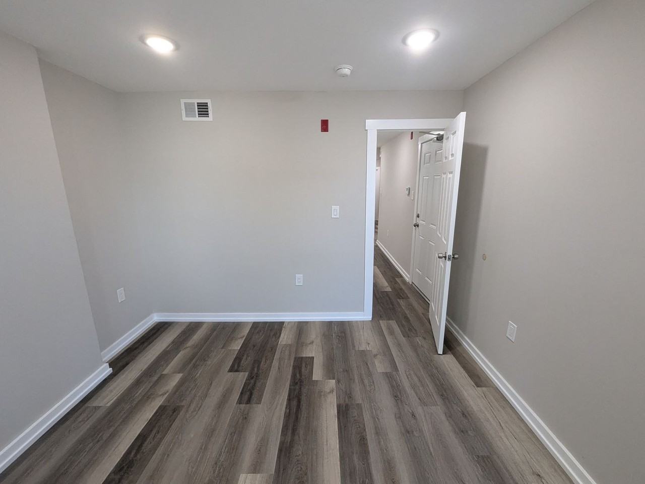 4946 W Thompson St - Photo 3 of 9