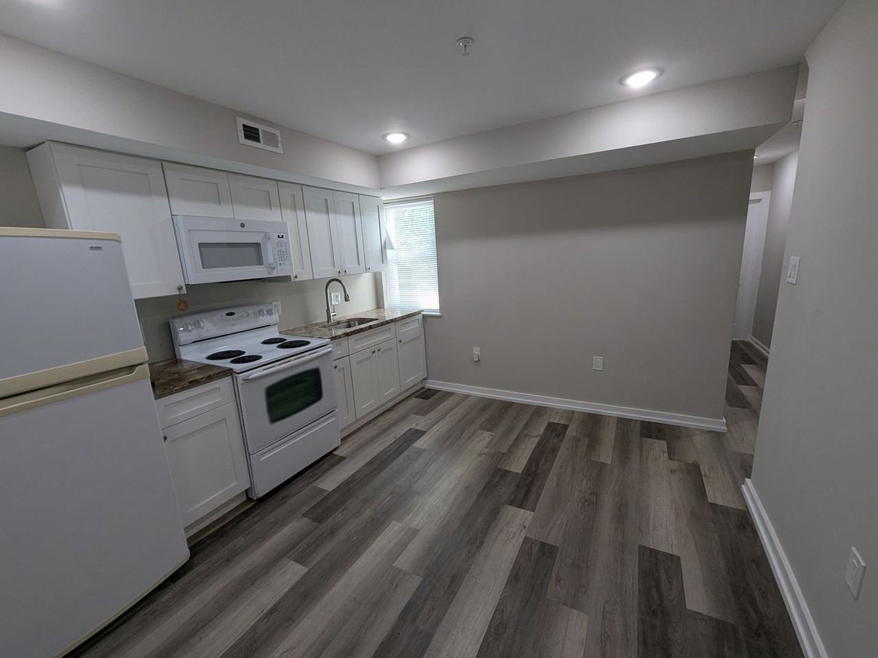 4946 W Thompson St - Photo 7 of 9