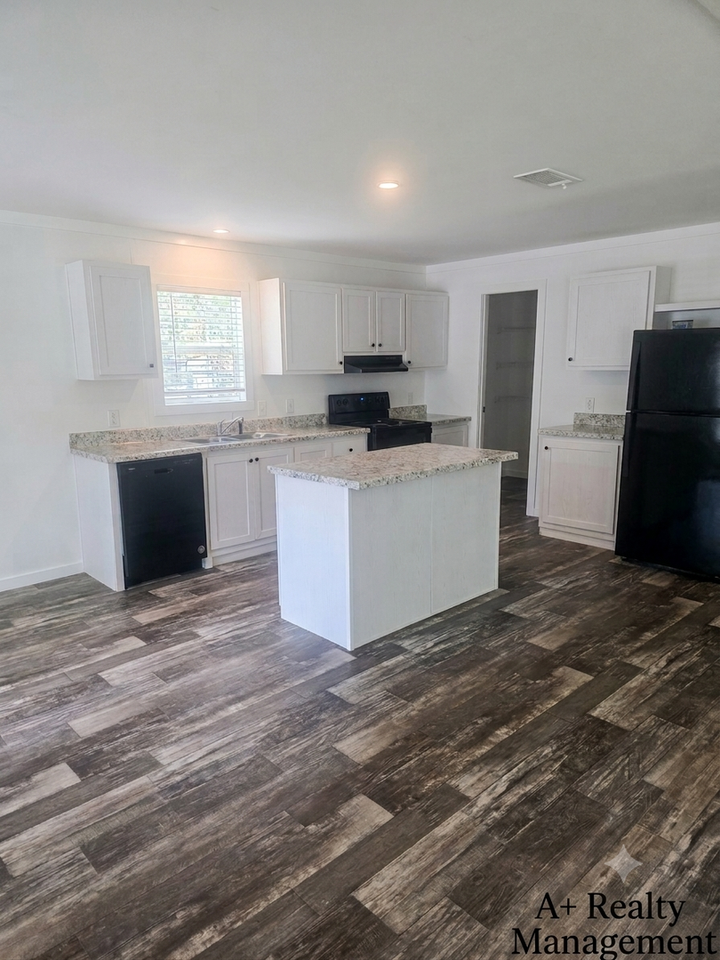18043 Ferry Ave - Photo 5 of 22