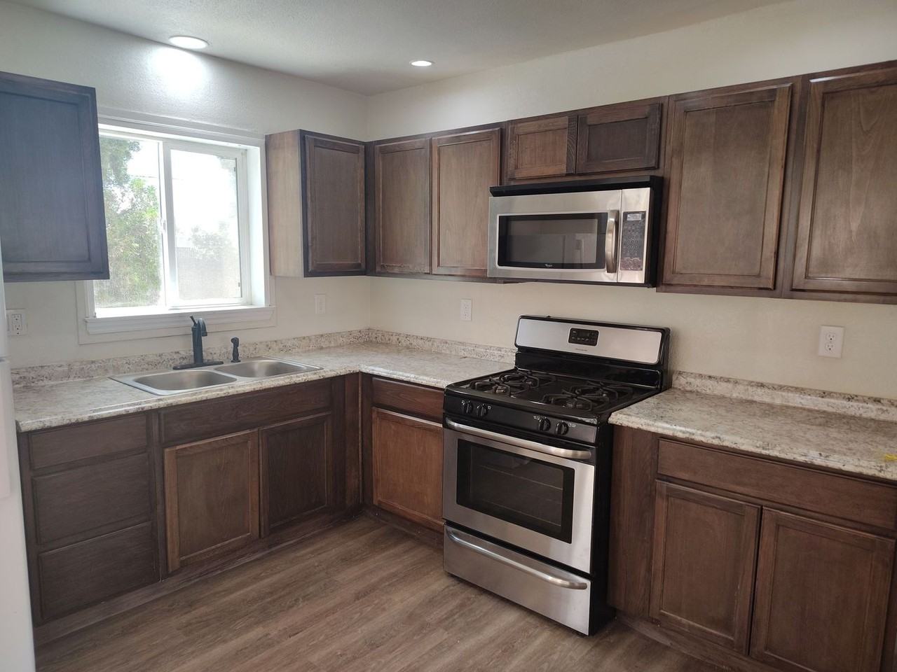 5614 Euclid Ave Ne - Photo 4 of 10
