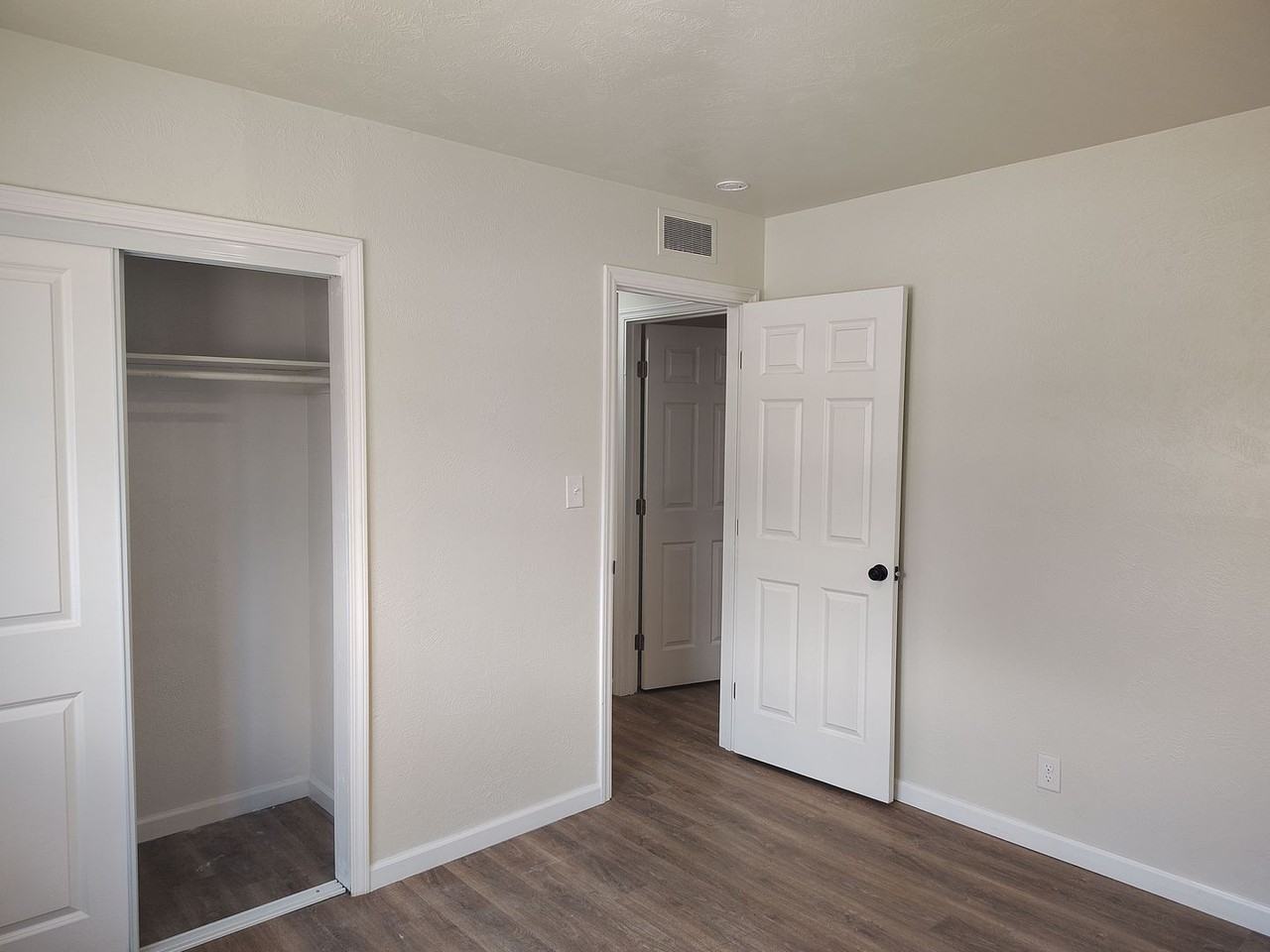 5614 Euclid Ave Ne - Photo 6 of 10