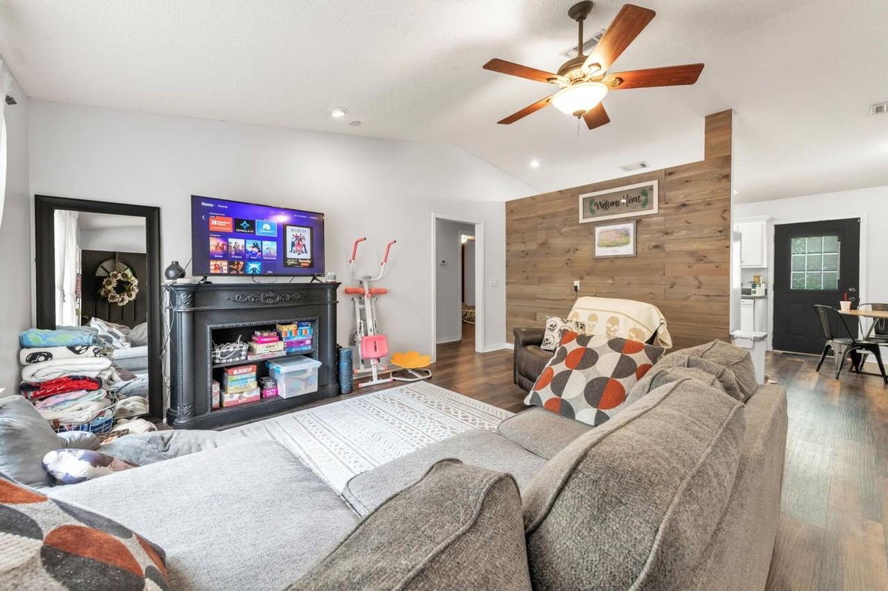 5246 Sewell Rd - Photo 3 of 21