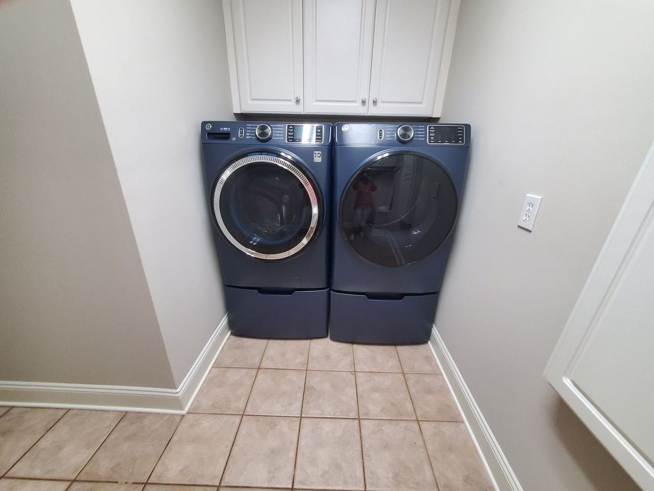 2545 Rea Rd - Photo 5 of 30