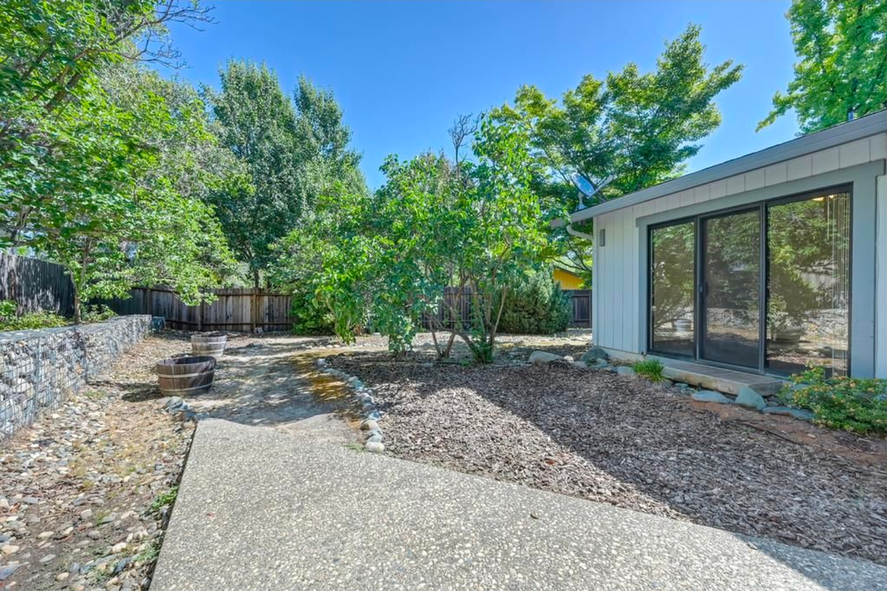 1545 Wimbledon Dr - Photo 2 of 34
