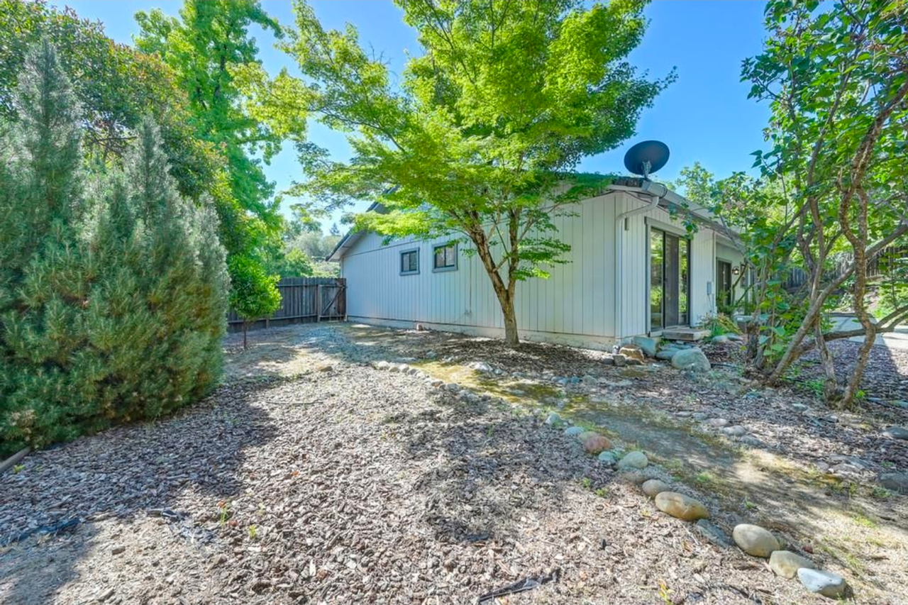 1545 Wimbledon Dr - Photo 3 of 34