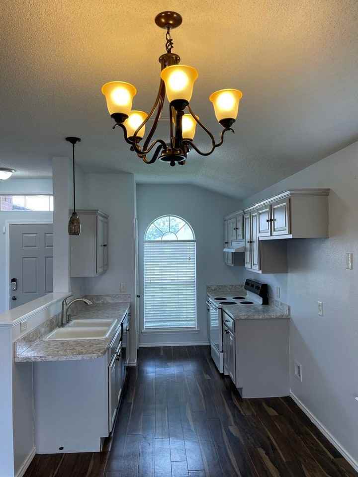 6213 18th St - Photo 4 of 12