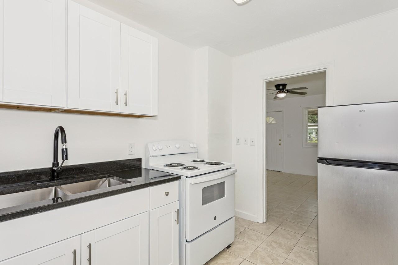 3 Ellinor Ct #B - Photo 7 of 18