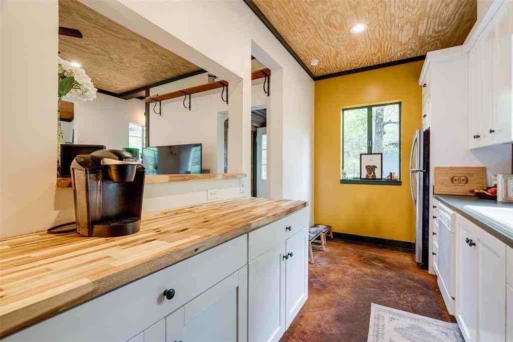 112 Boulder Ln - Photo 2 of 10
