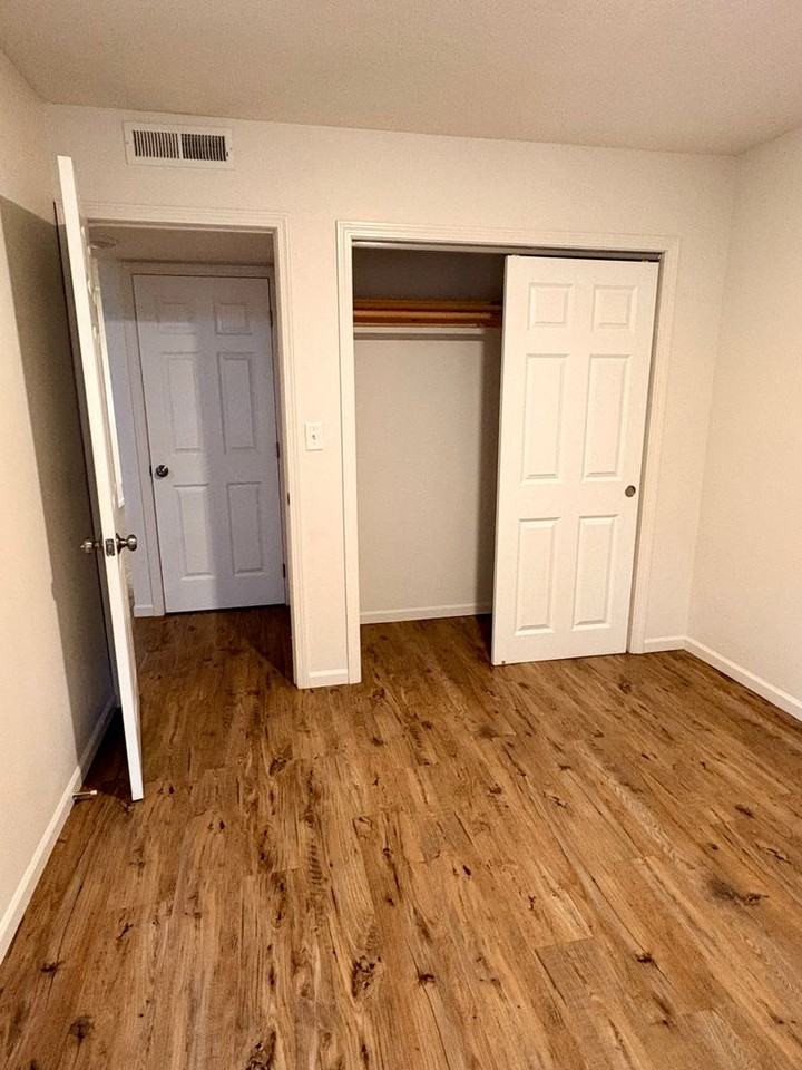 Evergreen Apartments - Photo 4 of 17