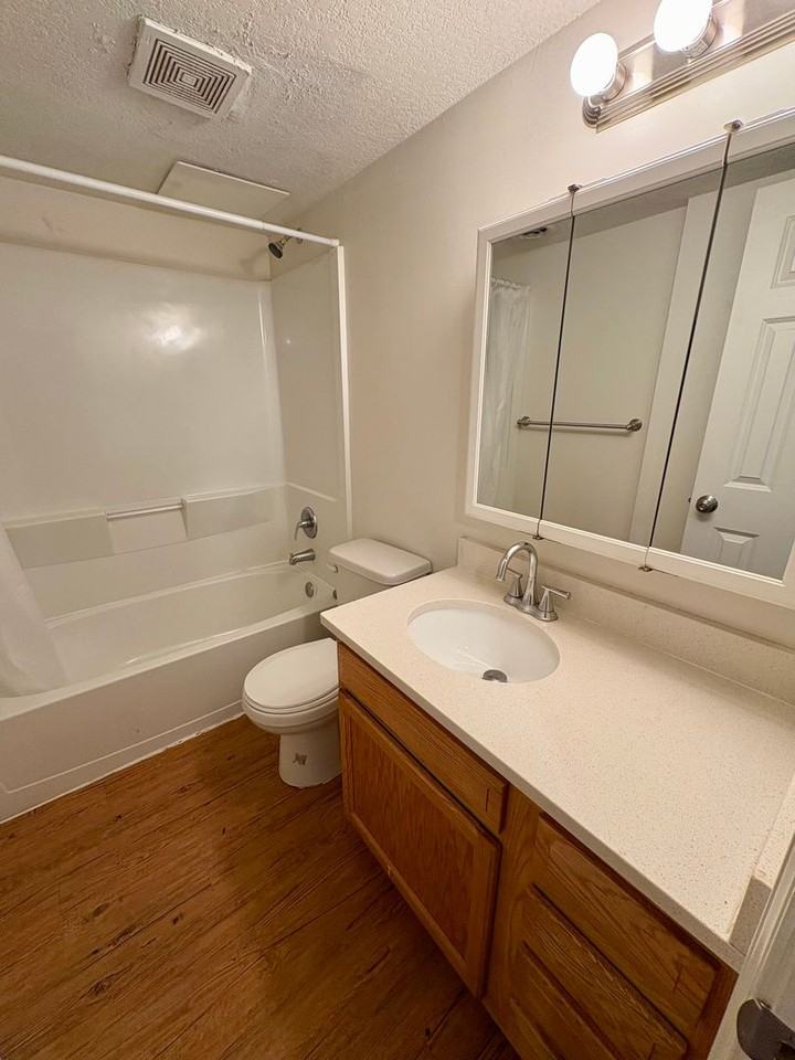 Evergreen Apartments - Photo 5 of 17