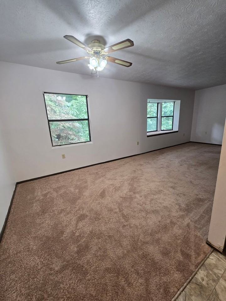 Virginia Manor - Photo 5 of 17