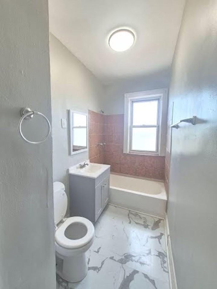 5735 W Washington - Photo 7 of 19