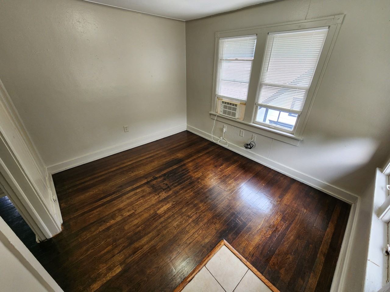 809 1/2 E 17th St - Photo 4 of 8