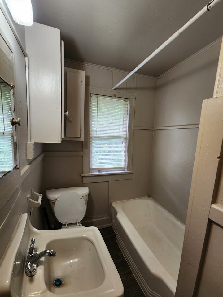 809 1/2 E 17th St - Photo 7 of 8
