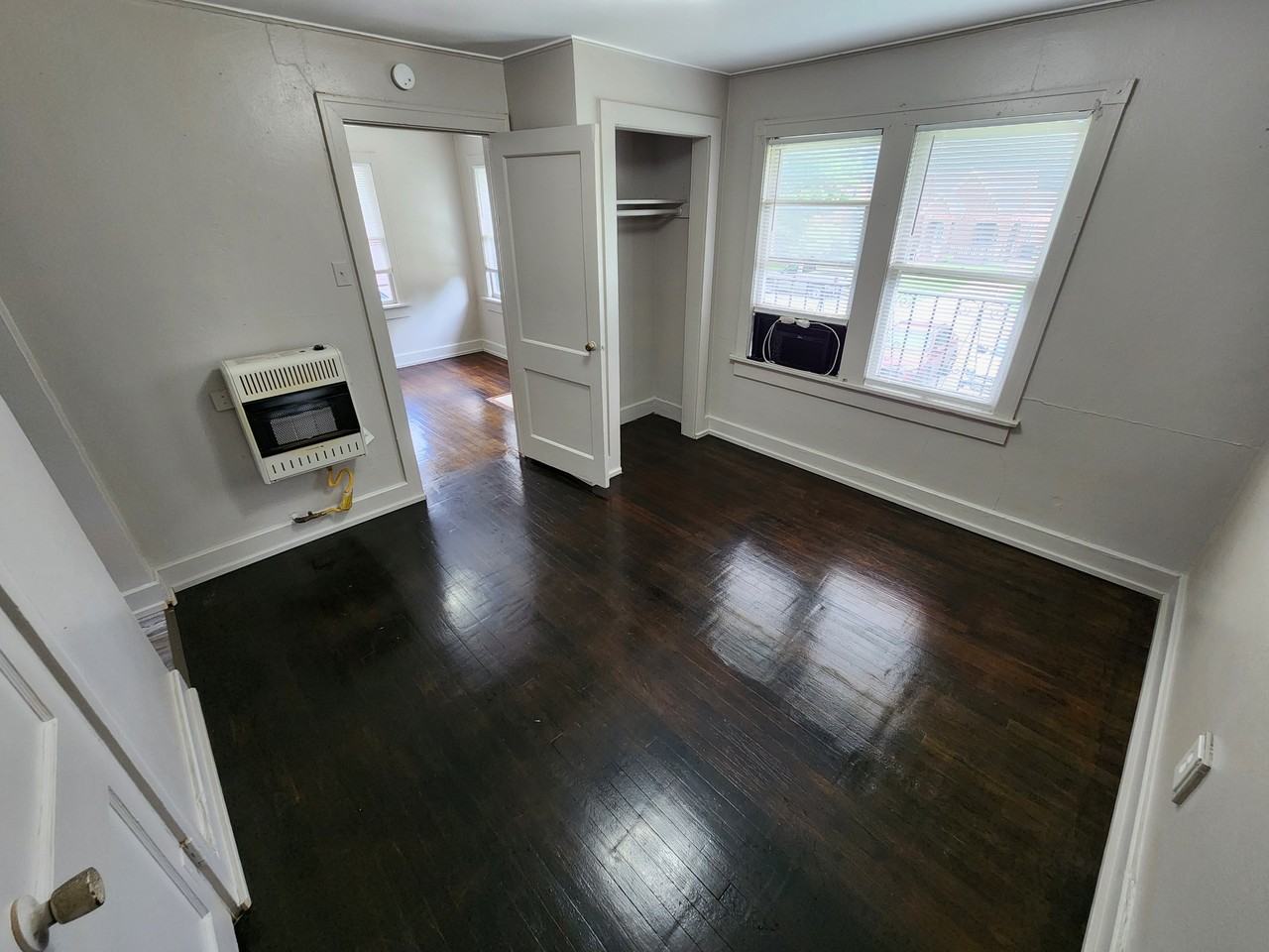 809 1/2 E 17th St - Photo 2 of 8