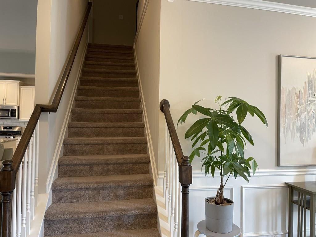 2415 Matlin Way - Photo 7 of 33