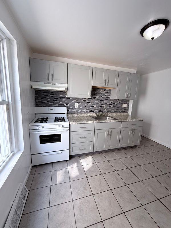 2832 W 6th St - Photo 4 of 9