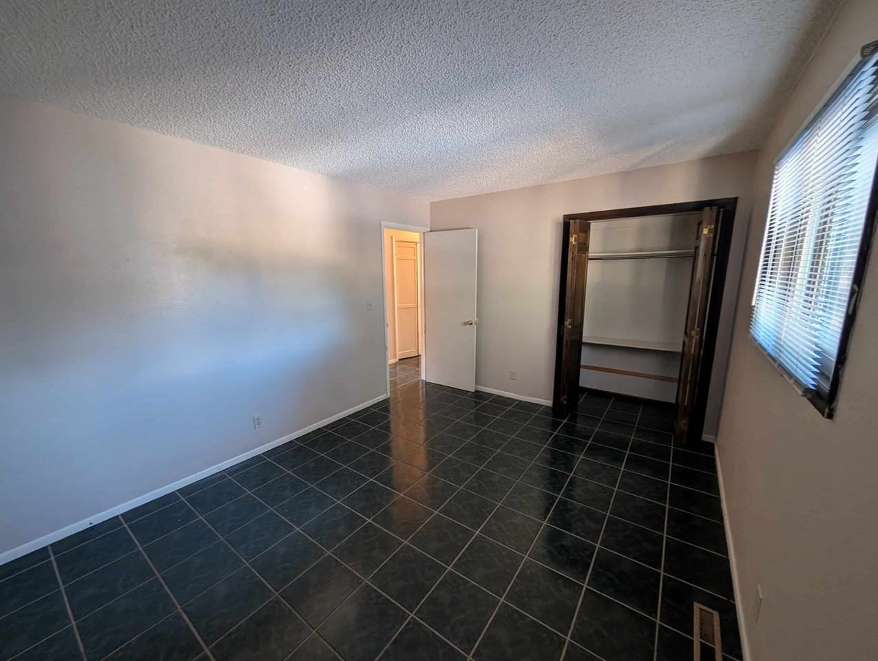 1015 Edge Hill Dr - Photo 4 of 25